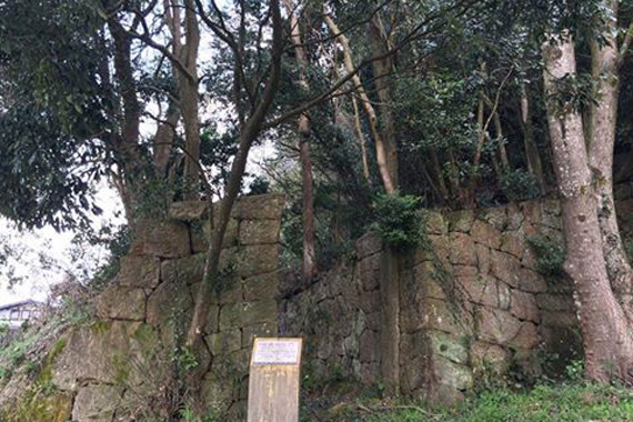 塚崎城跡石門